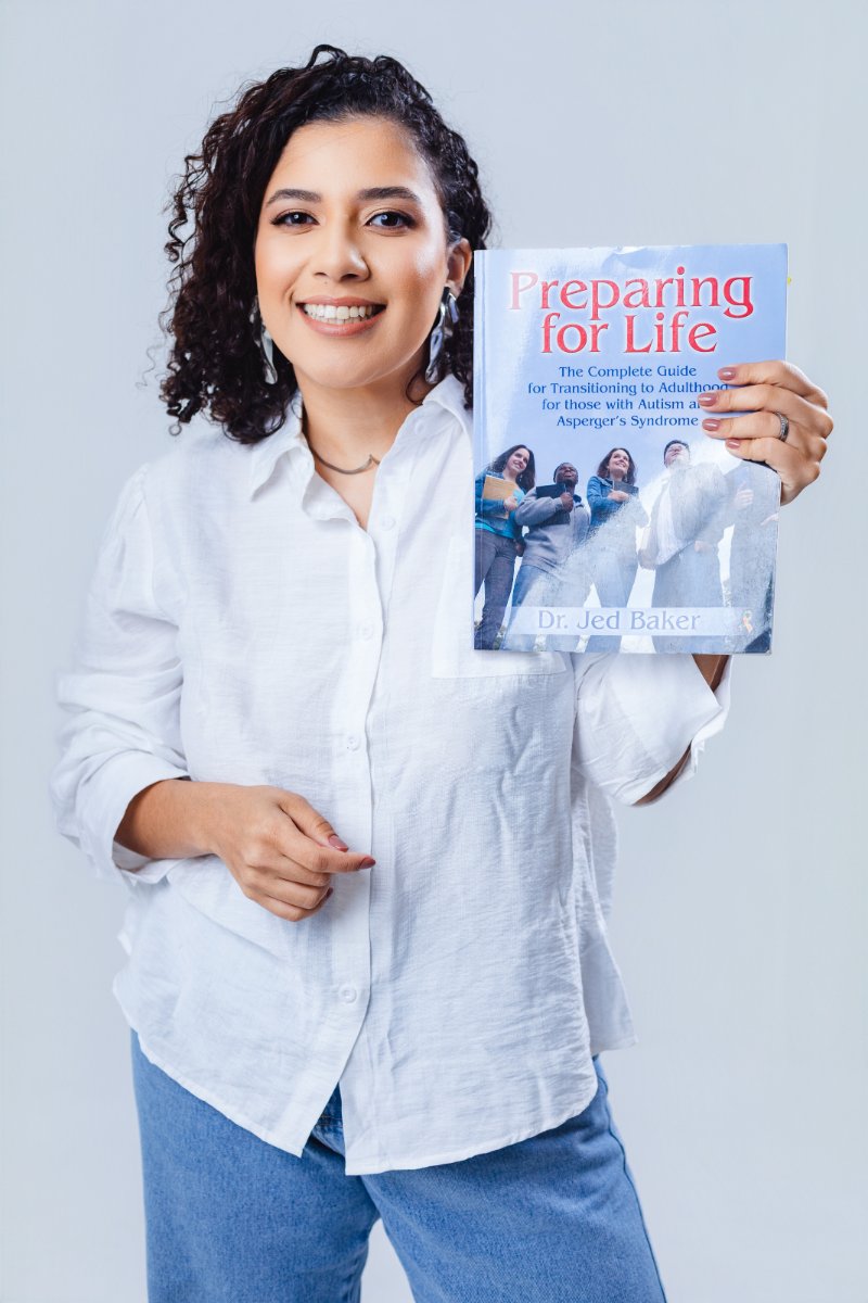 Marinalva Gama segurando um livro