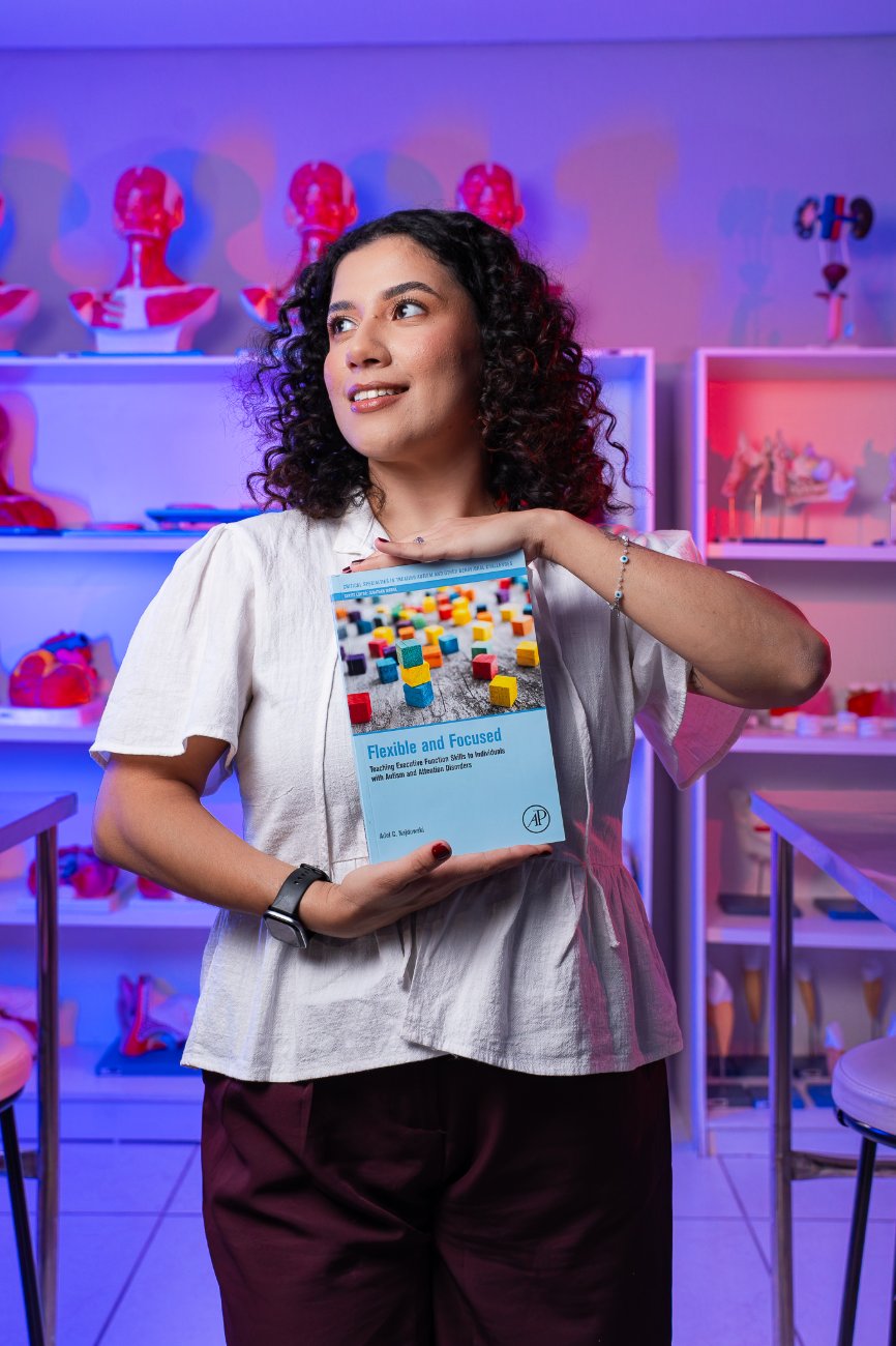 Marinalva Gama lendo um livro